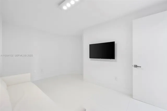 $2,200,000 | 17111 Biscayne Boulevard, Unit 1110, North Miami Beach, FL 33160