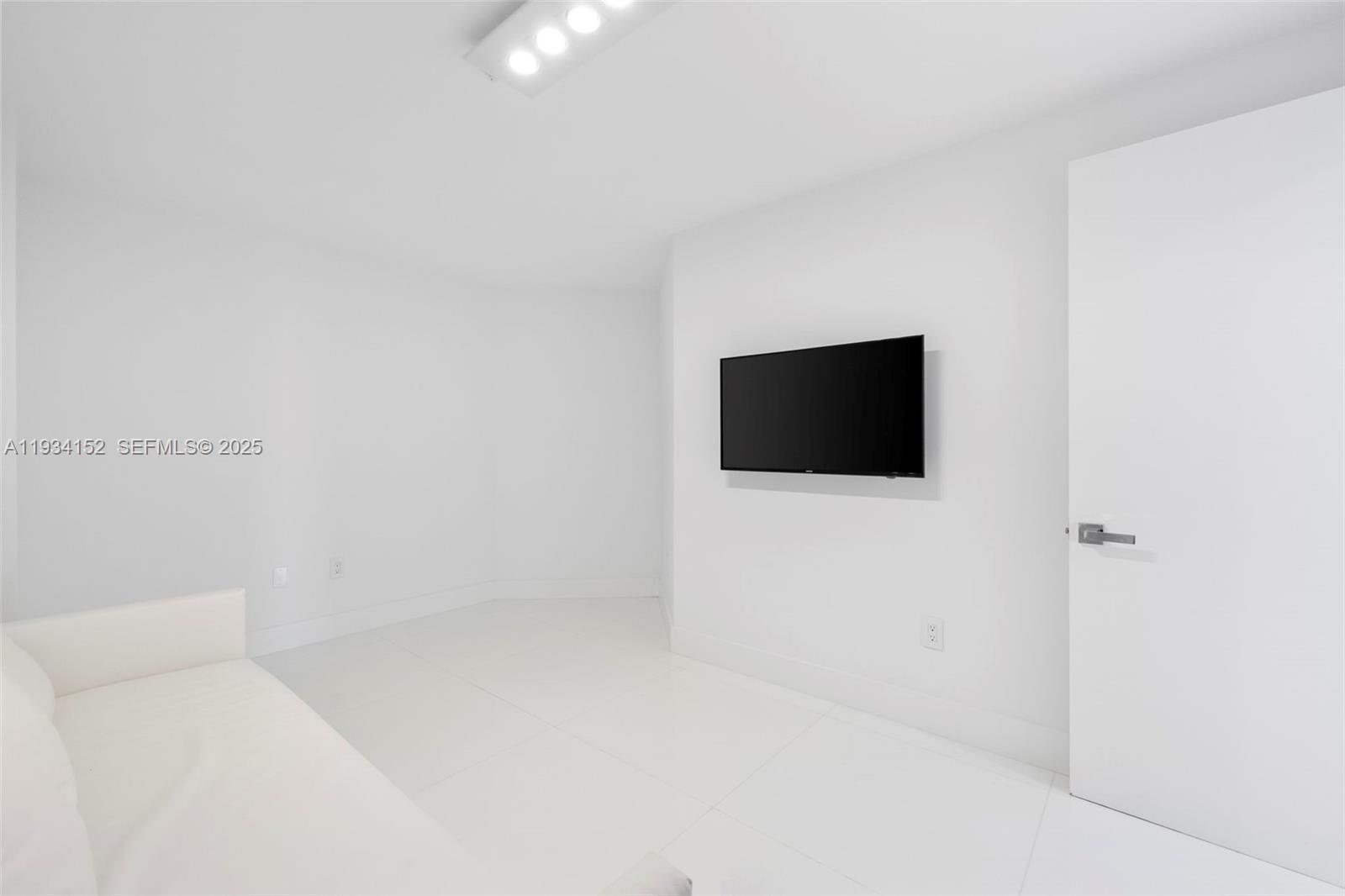 17111 Biscayne Boulevard, Unit 1110 North Miami Beach, FL 33160 - Photo 40 of 67