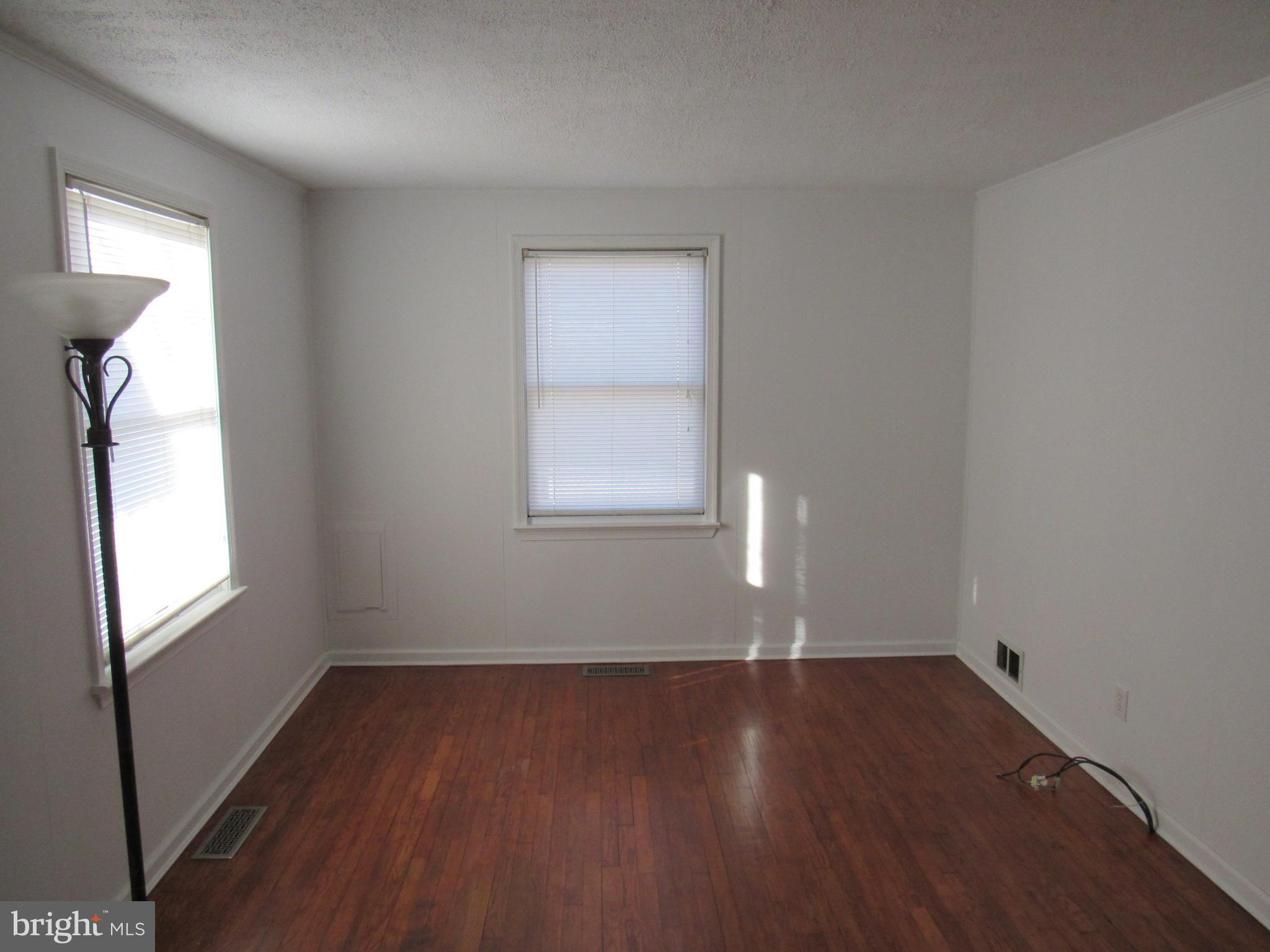 4500 Maple Road Morningside, MD 20746 - Photo 8 of 28 Living Room