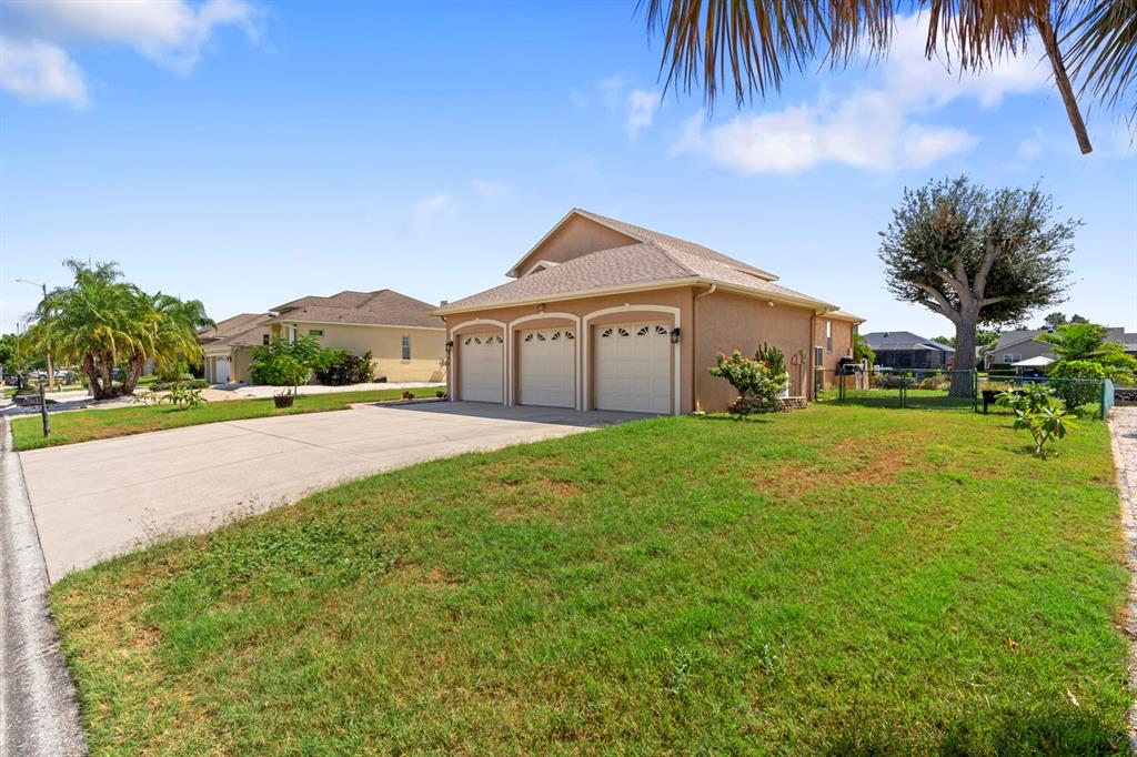 830 Golf Island Drive Apollo Beach, FL 33572 - Photo 19 of 87 a front view of a house with garden