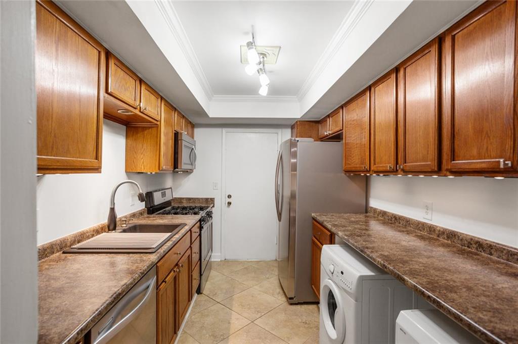 6851 Roswell Road, Unit H28 Sandy Springs, GA 30328 - Photo 7 of 18 Gallery Image 7