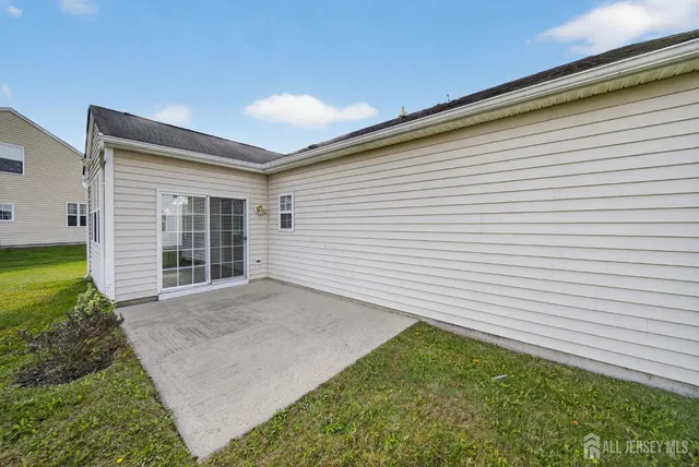 a front view of house with yard and garage