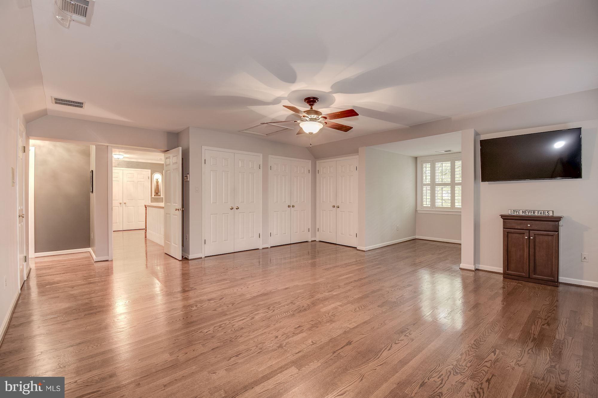 3900 North Glebe Road Arlington, VA 22207 - Photo 13 of 30 Master Bedroom w/Sitting Area