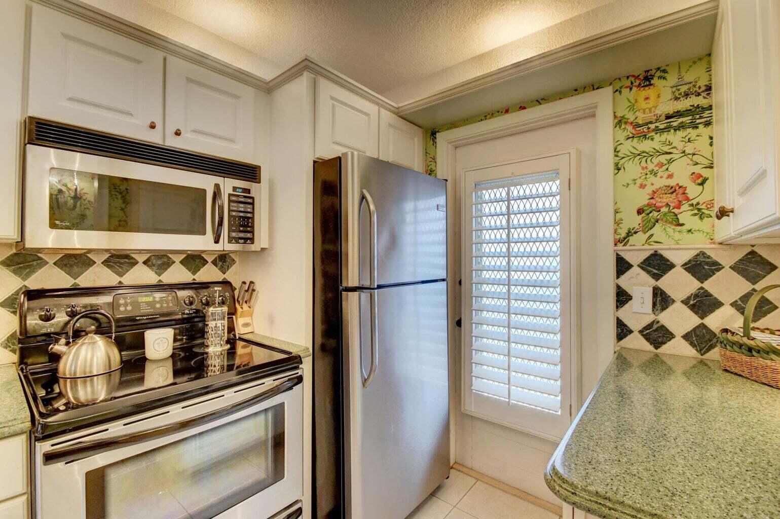 400 Northeast 20th Street, Unit C111 Boca Raton, FL 33431 - Photo 6 of 20 Kitchen