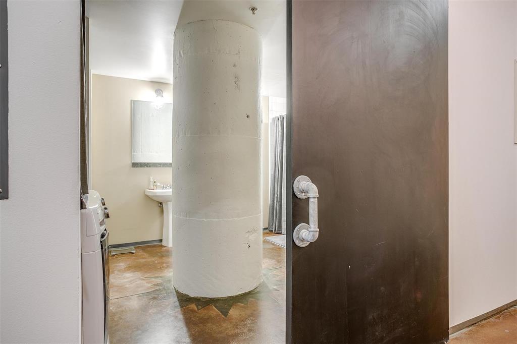 1122 Jackson Street, Unit 419 Dallas, TX 75202 - Photo 23 of 40 Entrance to bathroom