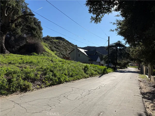 a view of a pathway both side of white house