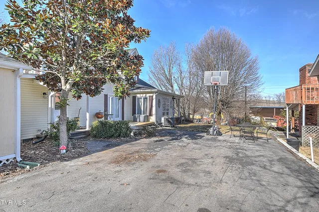 $300,000 | 630 East Maple Street, Johnson City, TN 37601