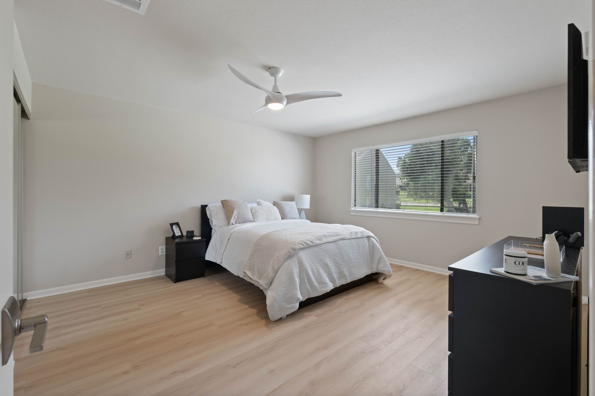 68 April Point Drive South, Unit E68 Conroe, TX 77356 - Photo 26 of 46 a bedroom with a bed and a window