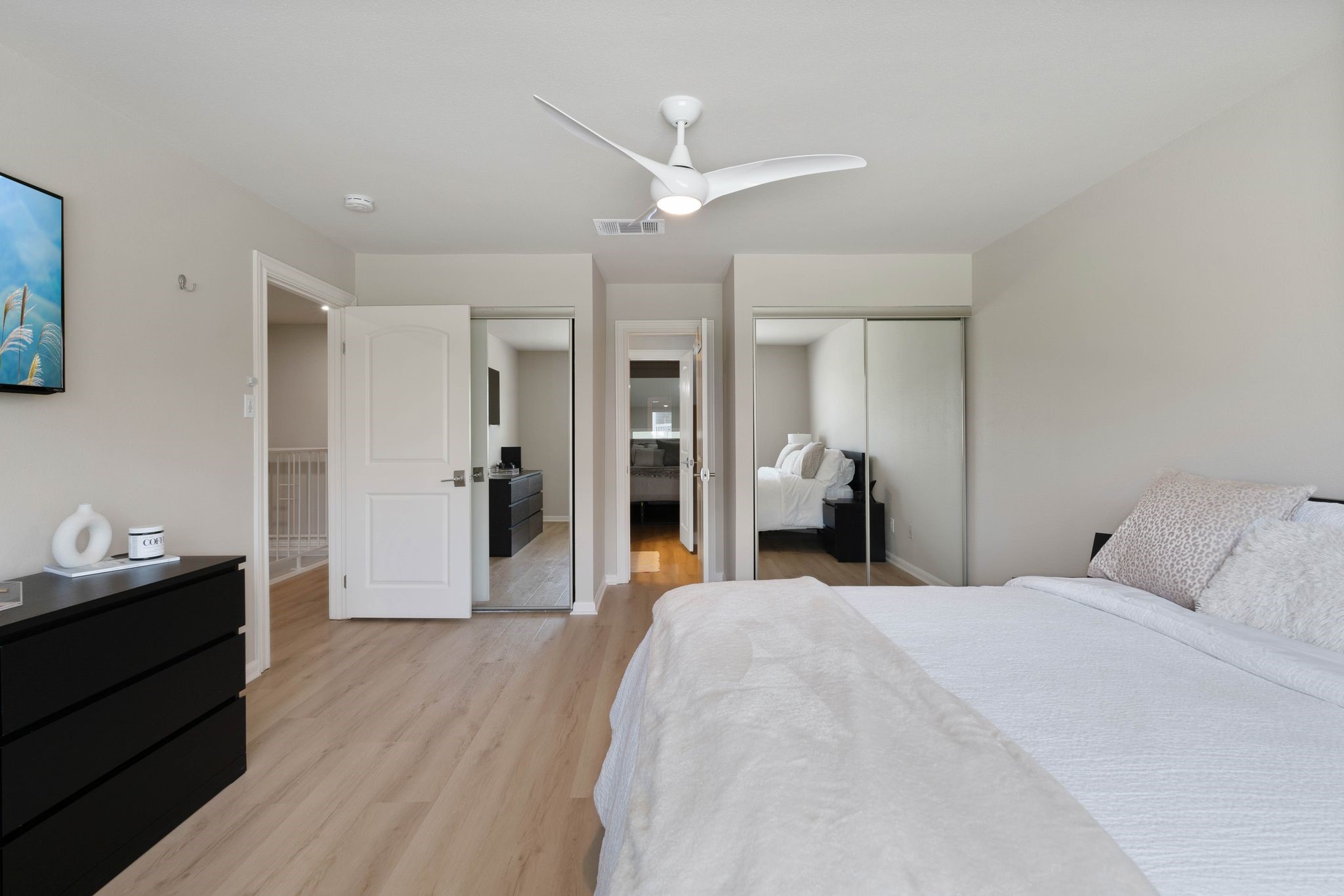 68 April Point Drive South, Unit E68 Conroe, TX 77356 - Photo 27 of 46 a bedroom with a bed and a chandelier