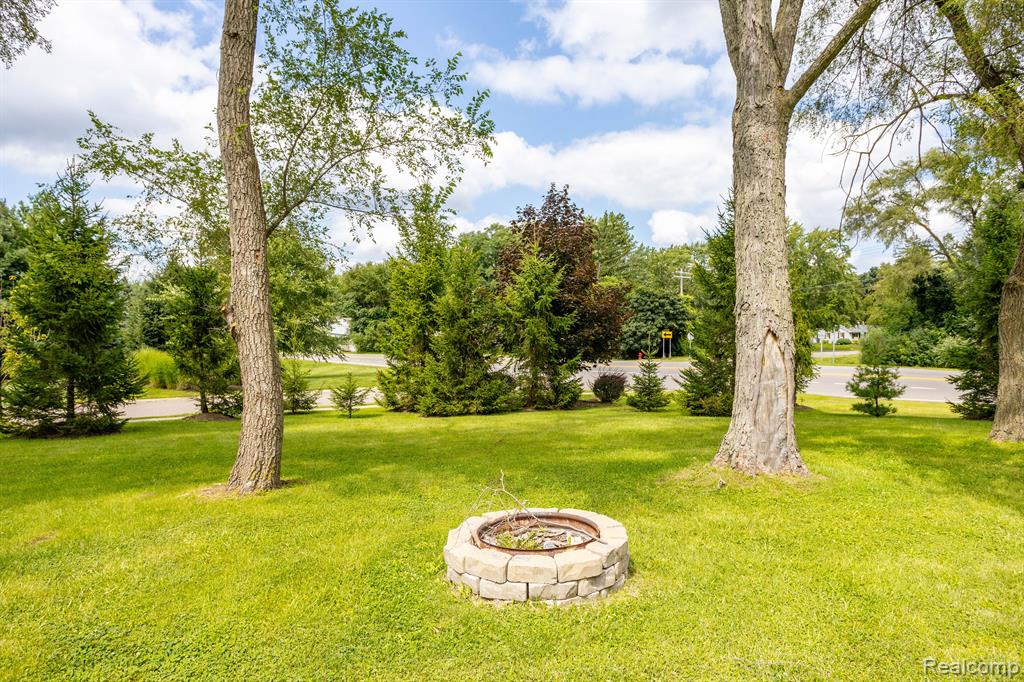 1330 Union Lake Road White Lake, MI 48386 - Photo 36 of 40