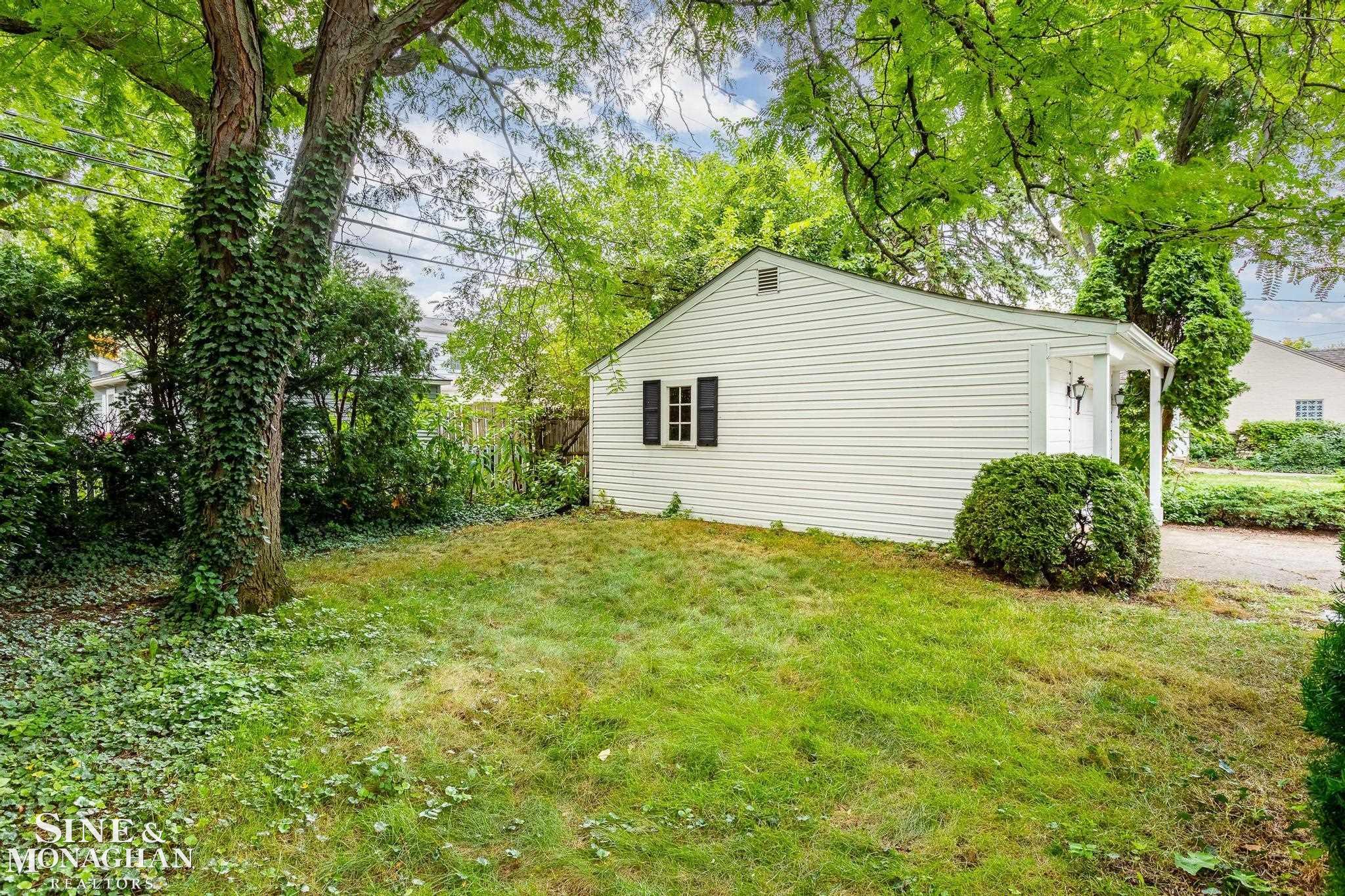 1645 Fairholme Road Grosse Pointe, MI 48236 - Photo 21 of 24 50087989-20.JPG