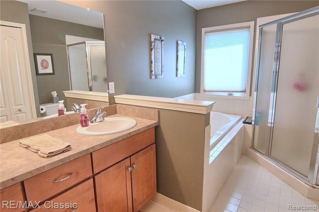 2029 Roundtree Rochester, MI 48307 - Photo 19 of 30 Master_Bathroom.jpg
