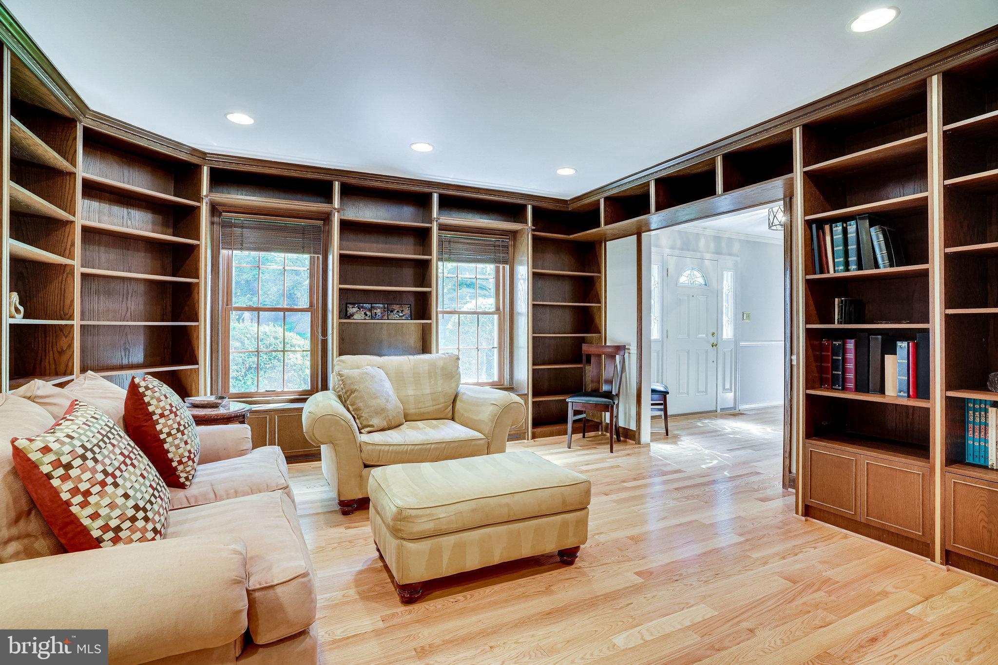 10319 Yellow Pine Drive Vienna, VA 22182 - Photo 6 of 56 Built -in Bookcase surround
