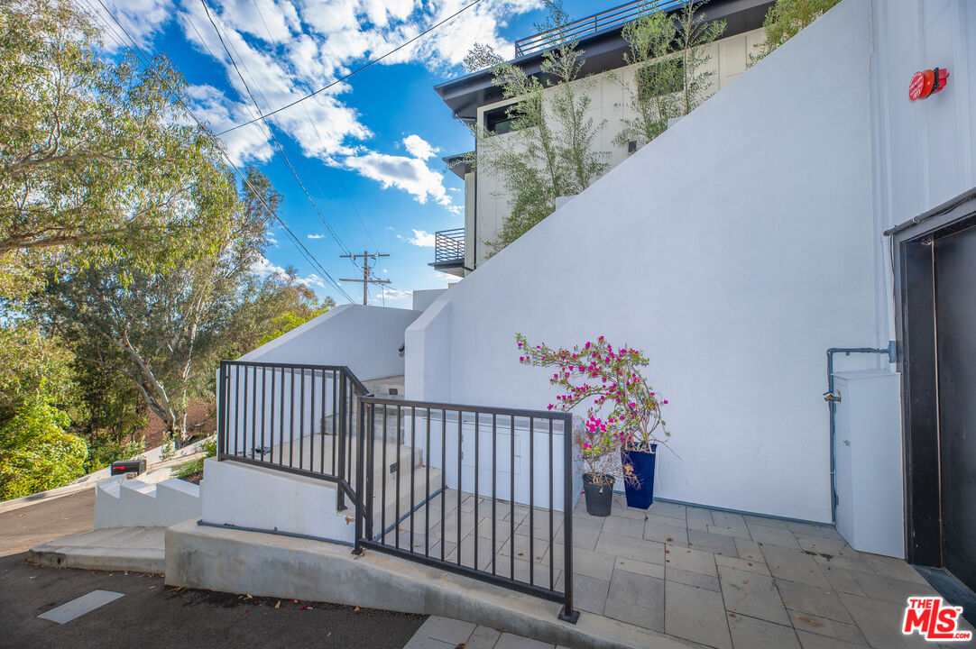 6565 Pickwick Street Los Angeles, CA 90042 - Photo 2 of 54