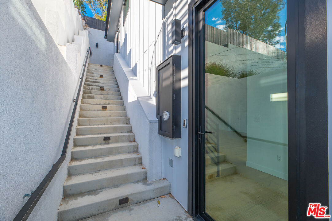 6565 Pickwick Street Los Angeles, CA 90042 - Photo 4 of 54