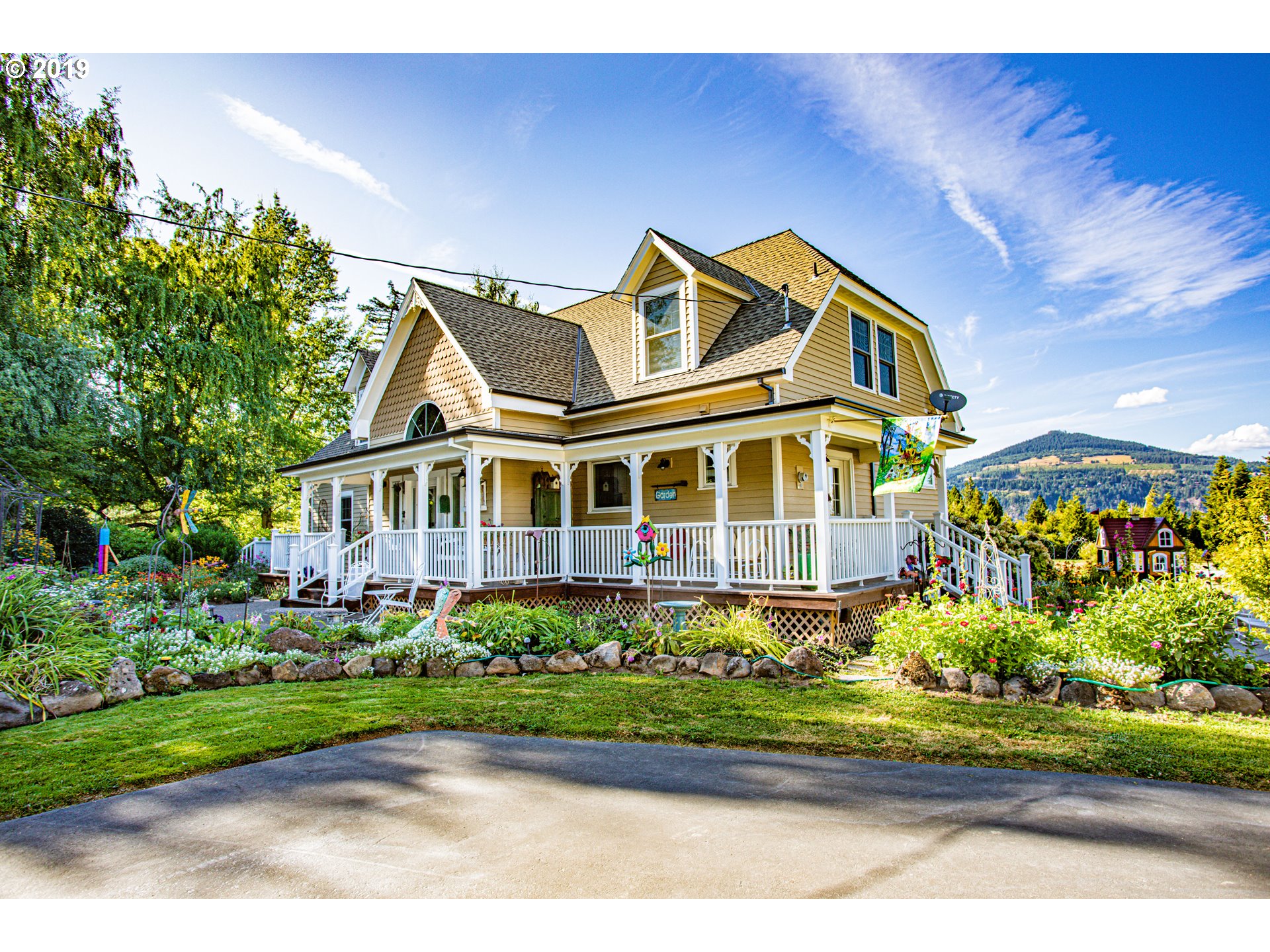 805 Country Club Road Hood River, OR 97031 - Photo 2 of 32 Gallery Image 2