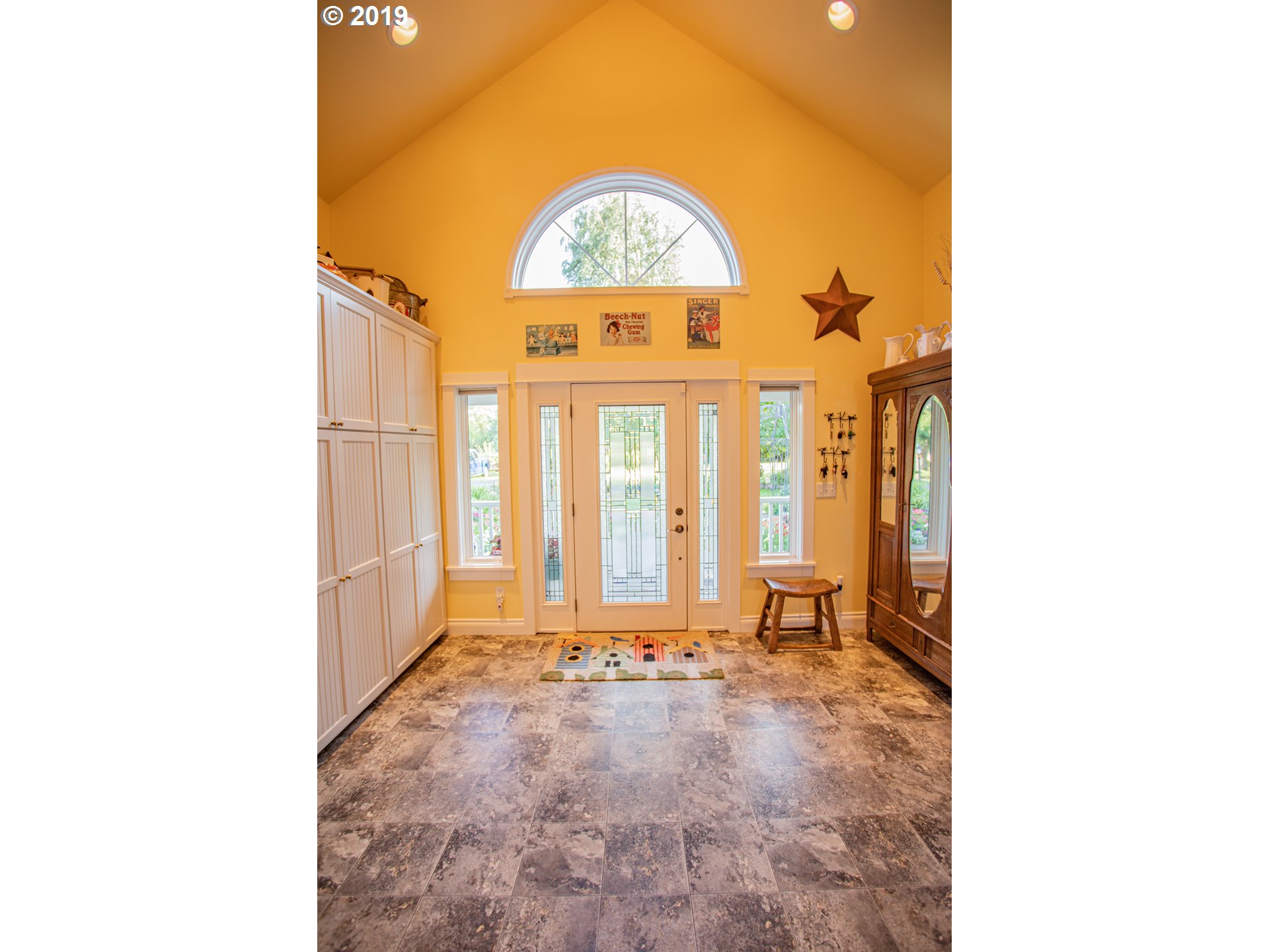 805 Country Club Road Hood River, OR 97031 - Photo 5 of 32 Gallery Image 5