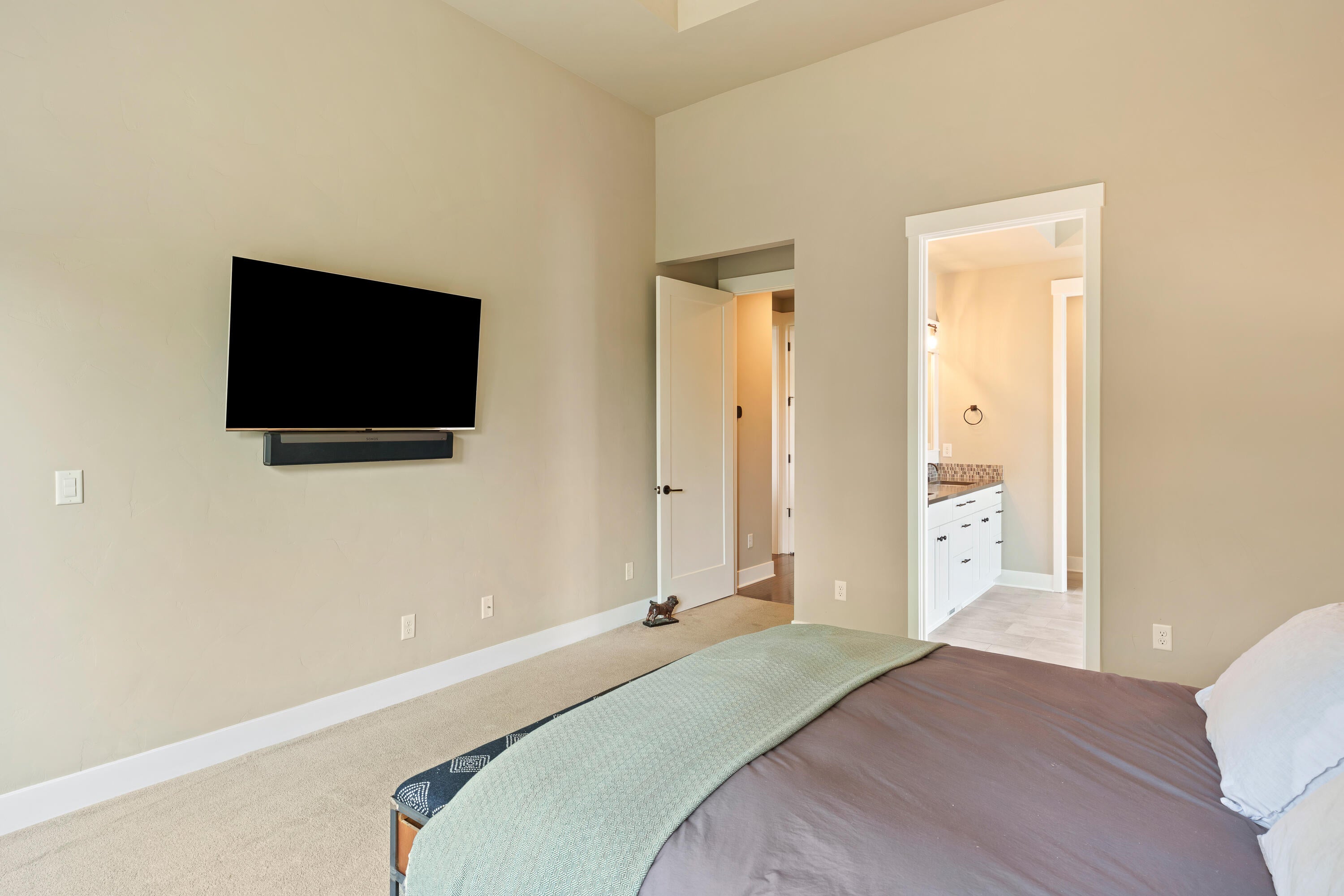 60869 Southwest Headwaters Loop Bend, OR 97702 - Photo 22 of 50 Primary bedroom suite