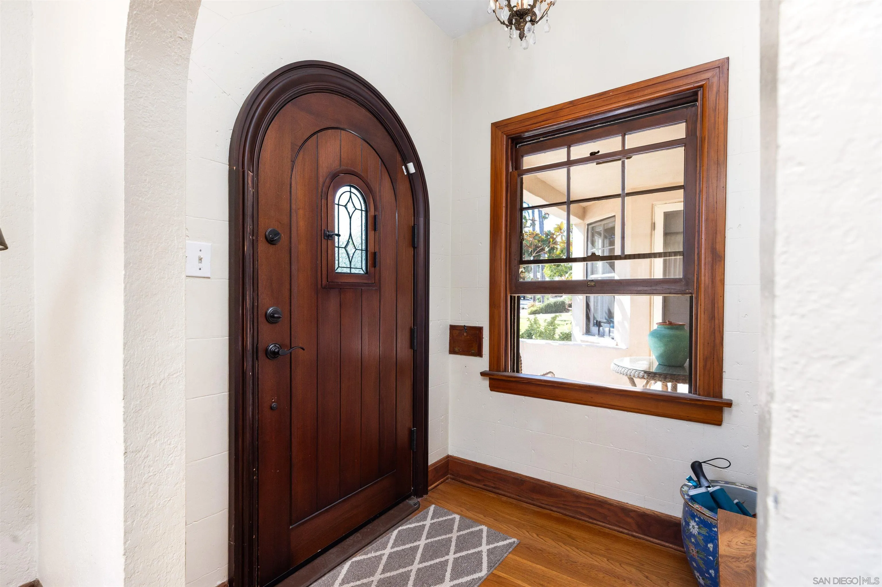 4192 Rochester Road San Diego, CA 92116 - Photo 11 of 38 a view of an entryway with a window