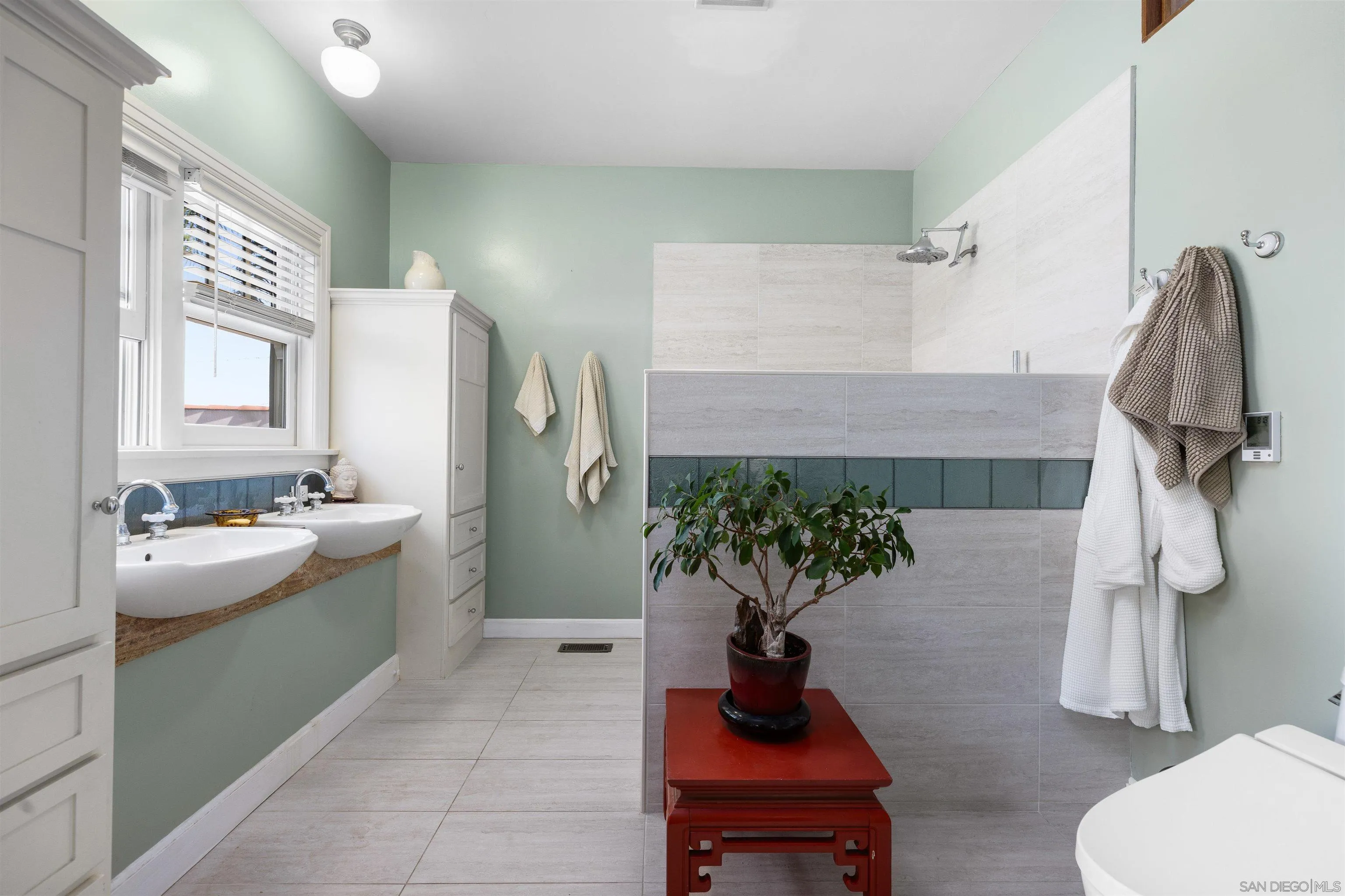 4192 Rochester Road San Diego, CA 92116 - Photo 22 of 38 a living room with furniture and potted plant