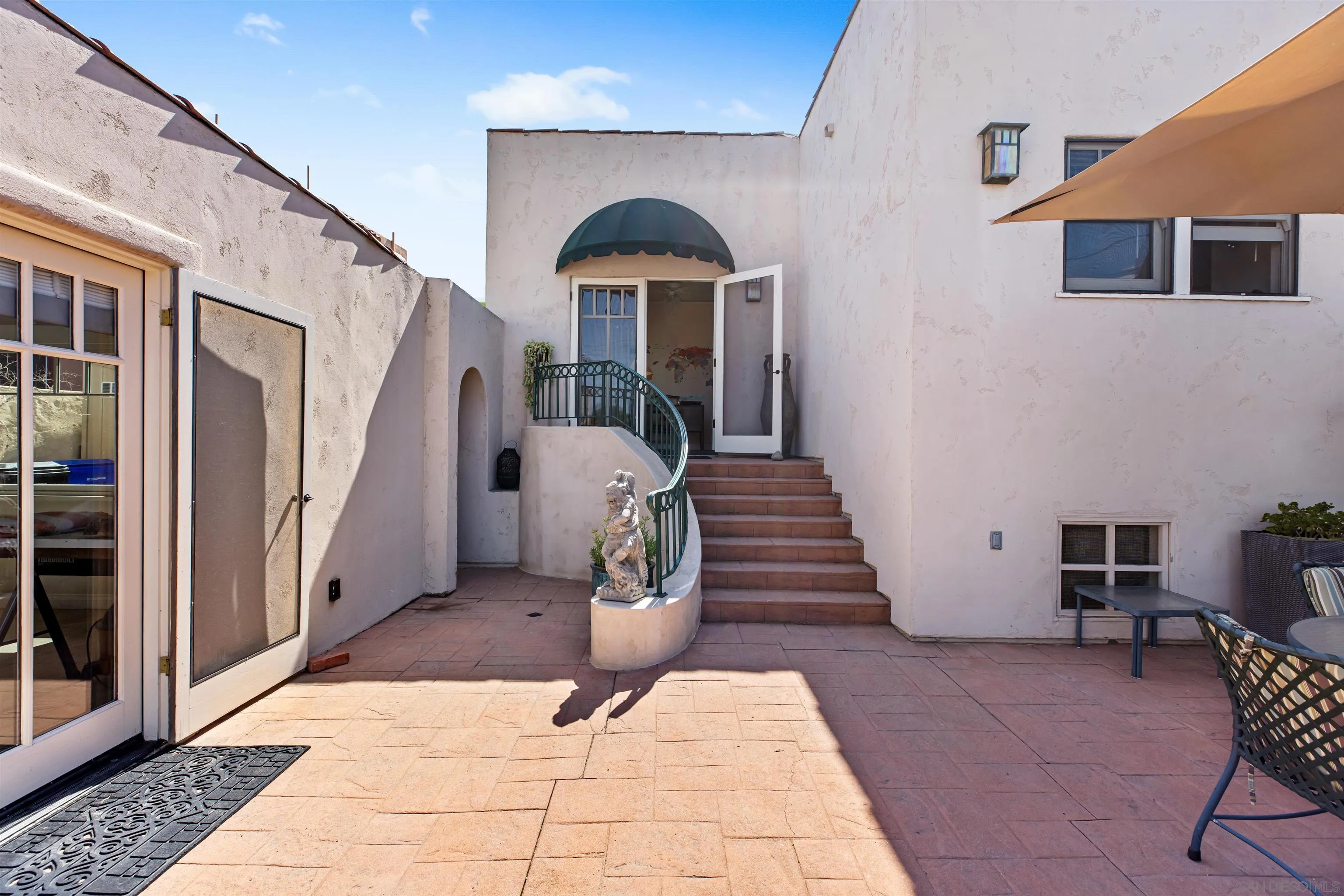 4192 Rochester Road San Diego, CA 92116 - Photo 26 of 38 a view of a entryway with furniture