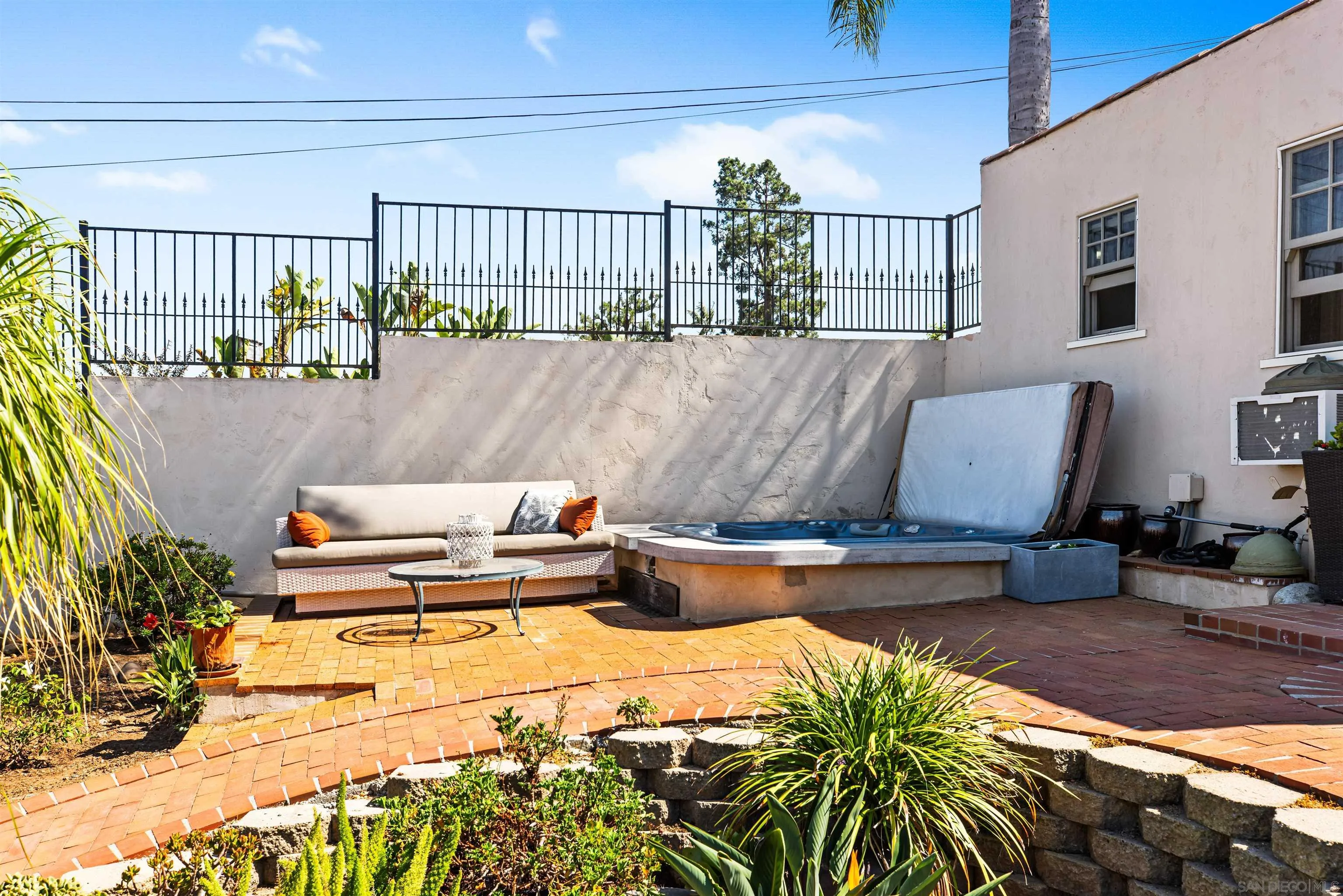 4192 Rochester Road San Diego, CA 92116 - Photo 31 of 38 a living room with furniture