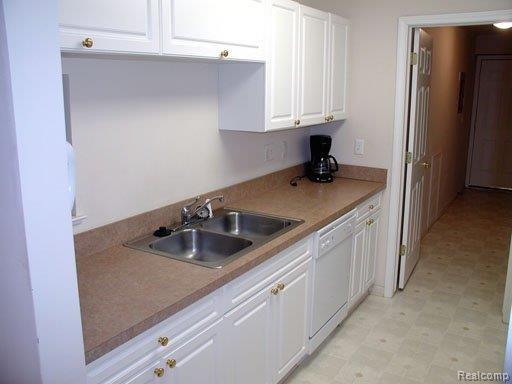 3582 Oakmonte Boulevard, Unit 94 Rochester, MI 48306 - Photo 3 of 7 Kitchen2