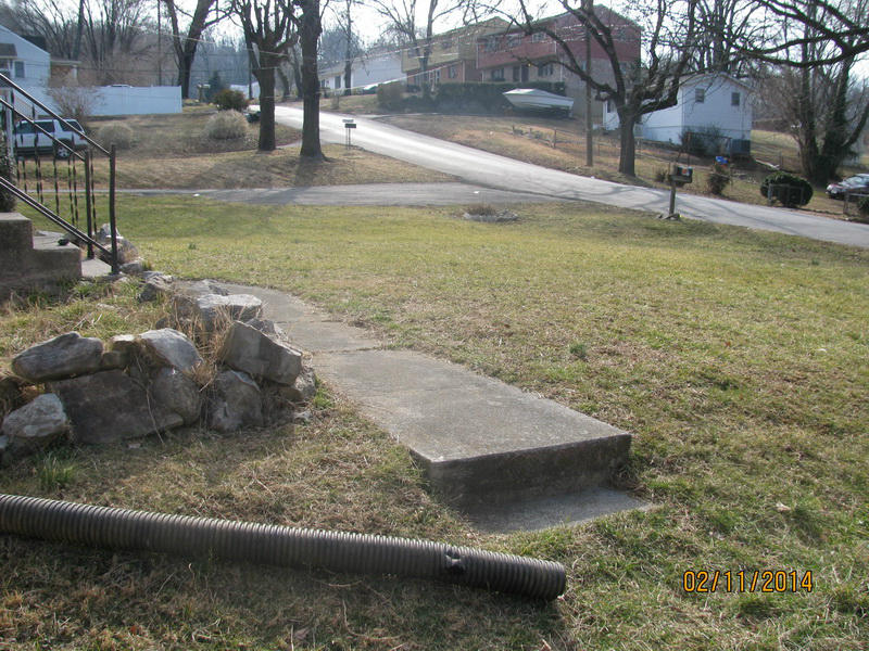 1606 Redwood Road Southeast Roanoke, VA 24014 - Photo 2 of 12 YARD FRONT