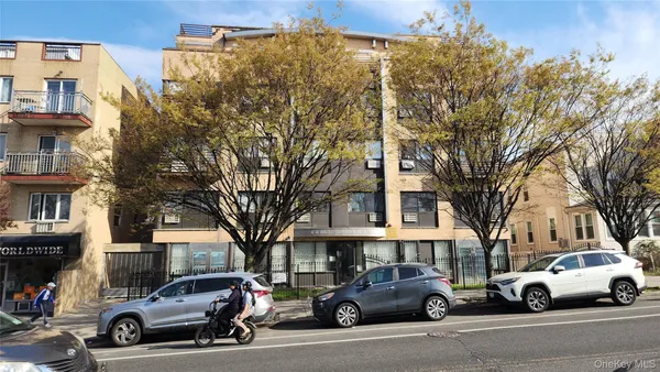 $515,000 | 84-32 Grand Avenue, Unit 2D | Nassau Heights