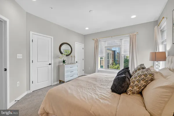 $835,000 | 864 Thompson Crescent, Unit 44, Rockville, MD 20852