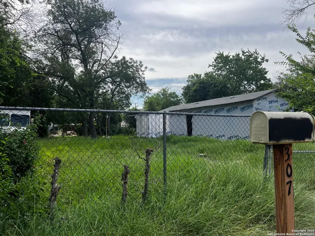 $80,000 | 307 South San Bernardo Avenue, San Antonio, TX 78237