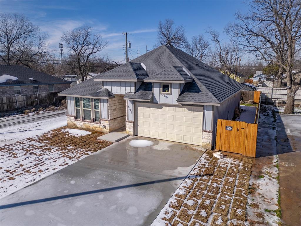 601 East Willingham Street Cleburne, TX 76031 - Photo 6 of 29