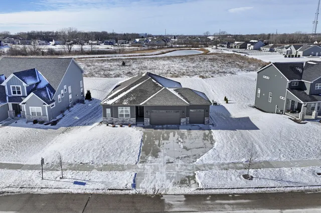$634,900 | 9029 Creekside Circle, Pleasant Prairie, WI 53158