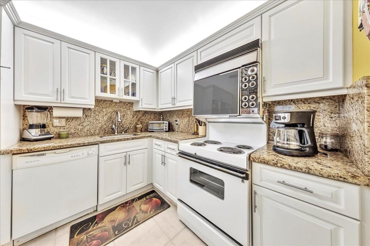 545 Oaks Lane, Unit 403 Pompano Beach, FL 33069 - Photo 29 of 42 Photo 29