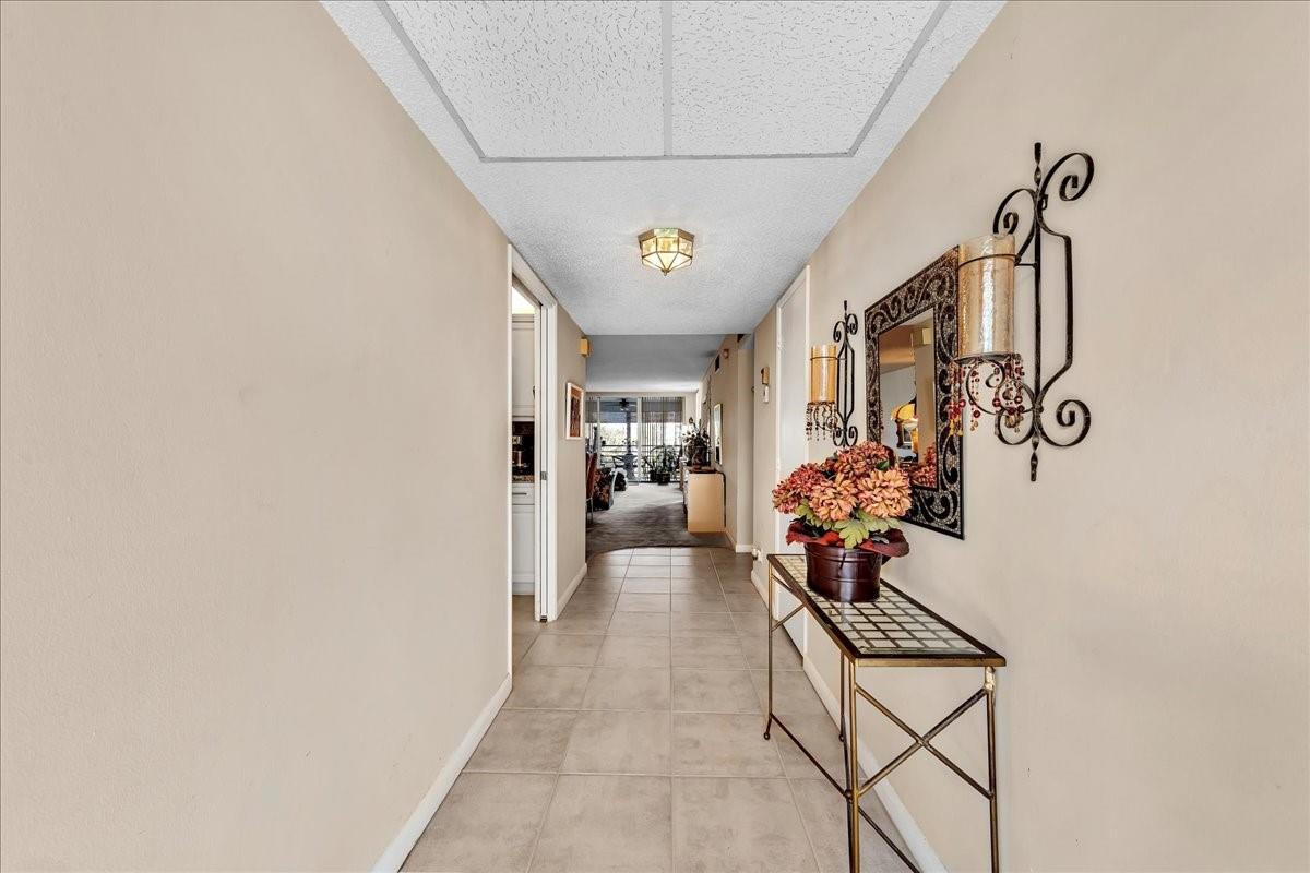 545 Oaks Lane, Unit 403 Pompano Beach, FL 33069 - Photo 7 of 42 Foyer entrance