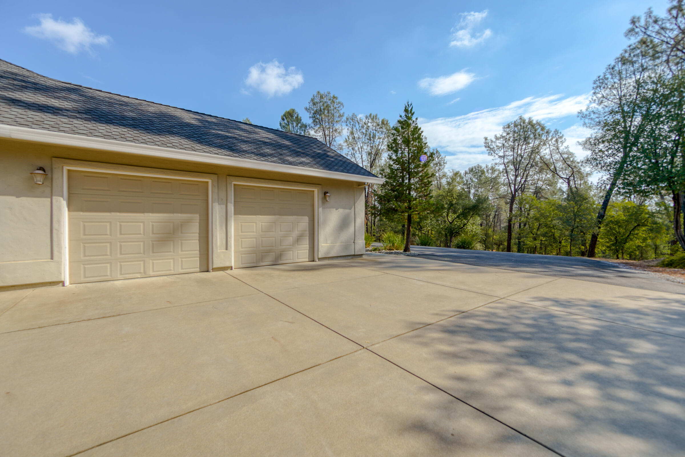 9184 Silver King Road Redding, CA 96001 - Photo 47 of 50 Exterior Garage View