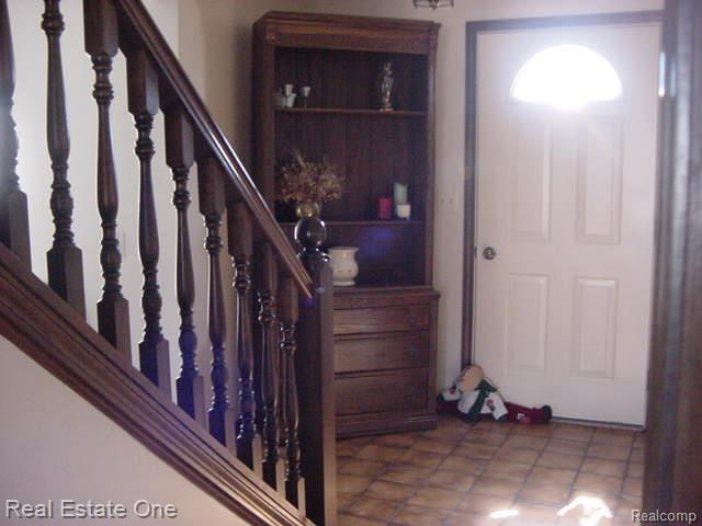 1055 Runyon Road Rochester, MI 48306 - Photo 9 of 18 Foyer