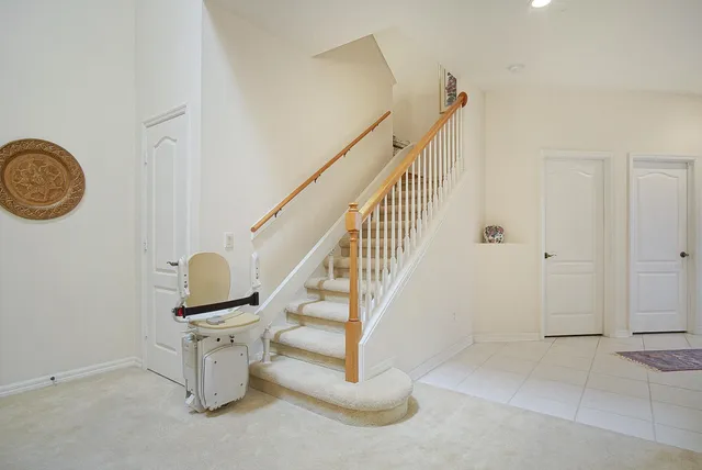 a view of entryway with kitchen and workspace