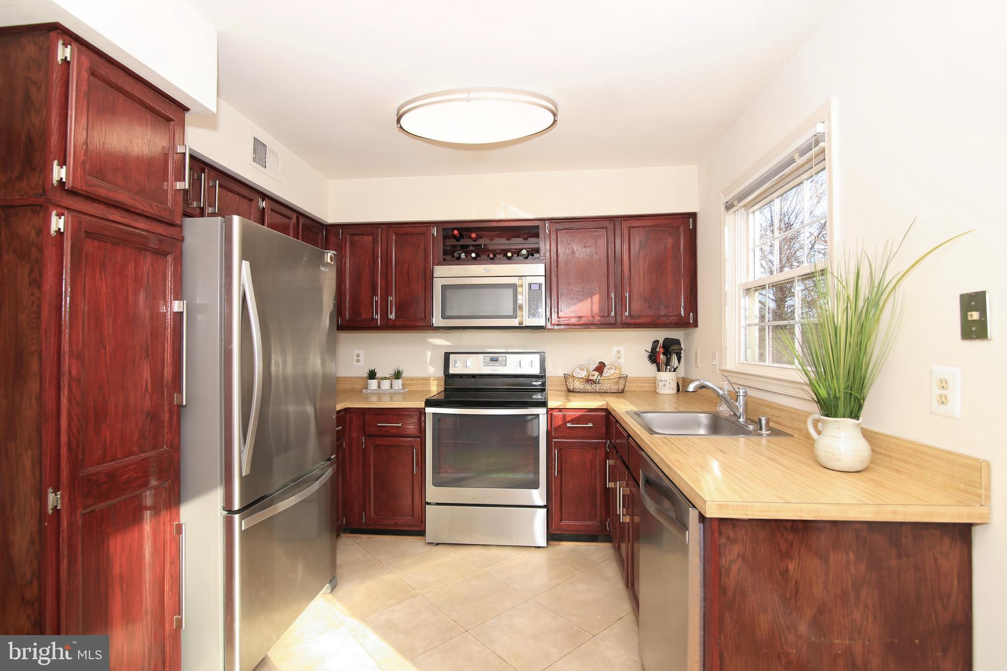 8490 Springfield Oaks Drive Springfield, VA 22153 - Photo 10 of 36 Kitchen