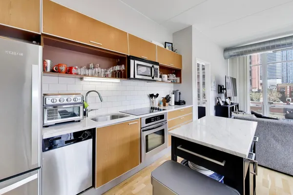 $415,000 | 650 West Wayman Street, Unit 404C, Chicago, IL 60661