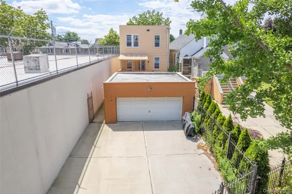a view of a house with a backyard