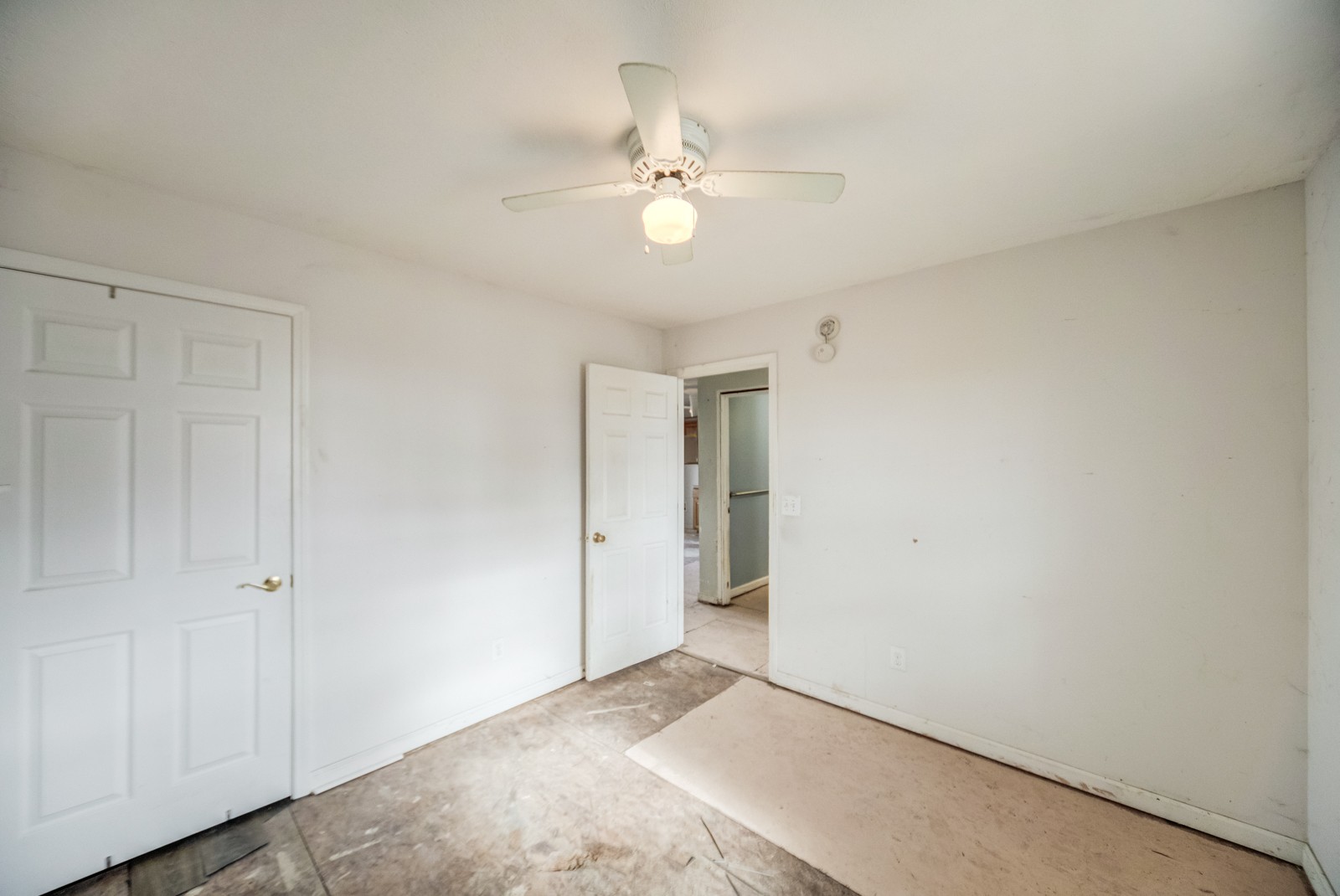 175 Crawford Hill Road Goodlettsville, TN 37072 - Photo 10 of 21 a view of a livingroom with a ceiling fan and window