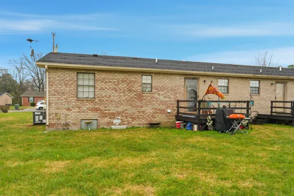 a view of a house with backyard