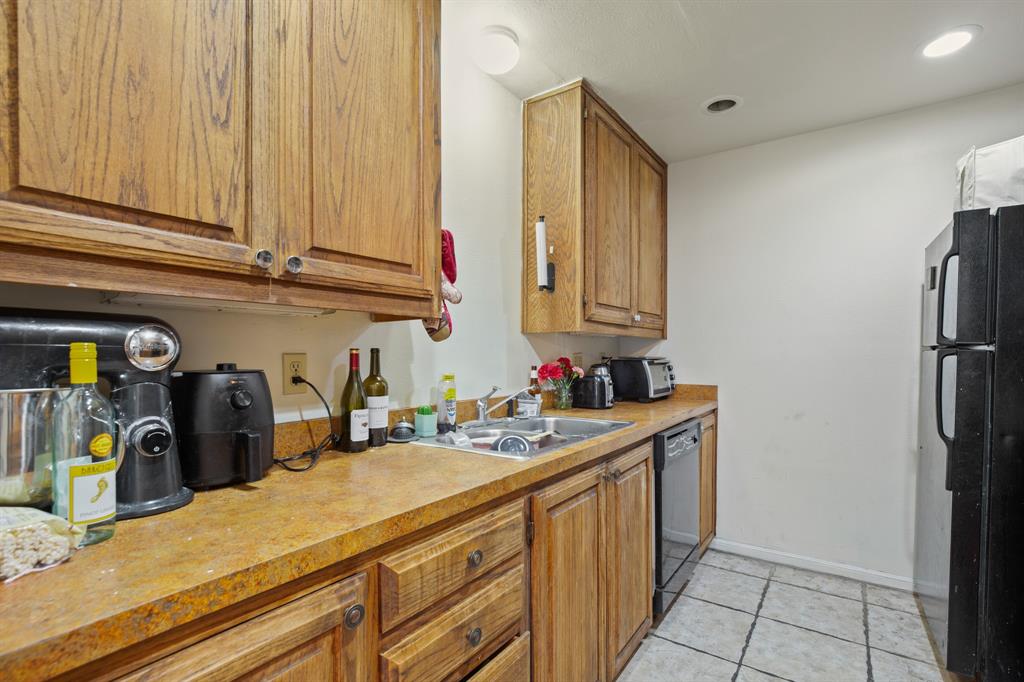 2529 Rio Grande Street, Unit 7 Austin, TX 78705 - Photo 5 of 13 a bathroom with a sink and a mirror