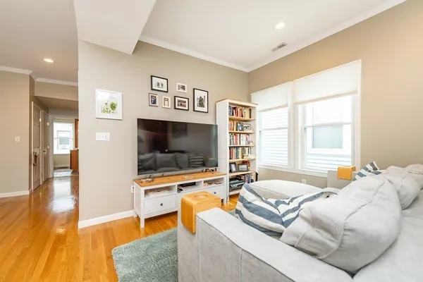 $4,400 | 10 Peters Street, Unit 3, Boston, MA 02127