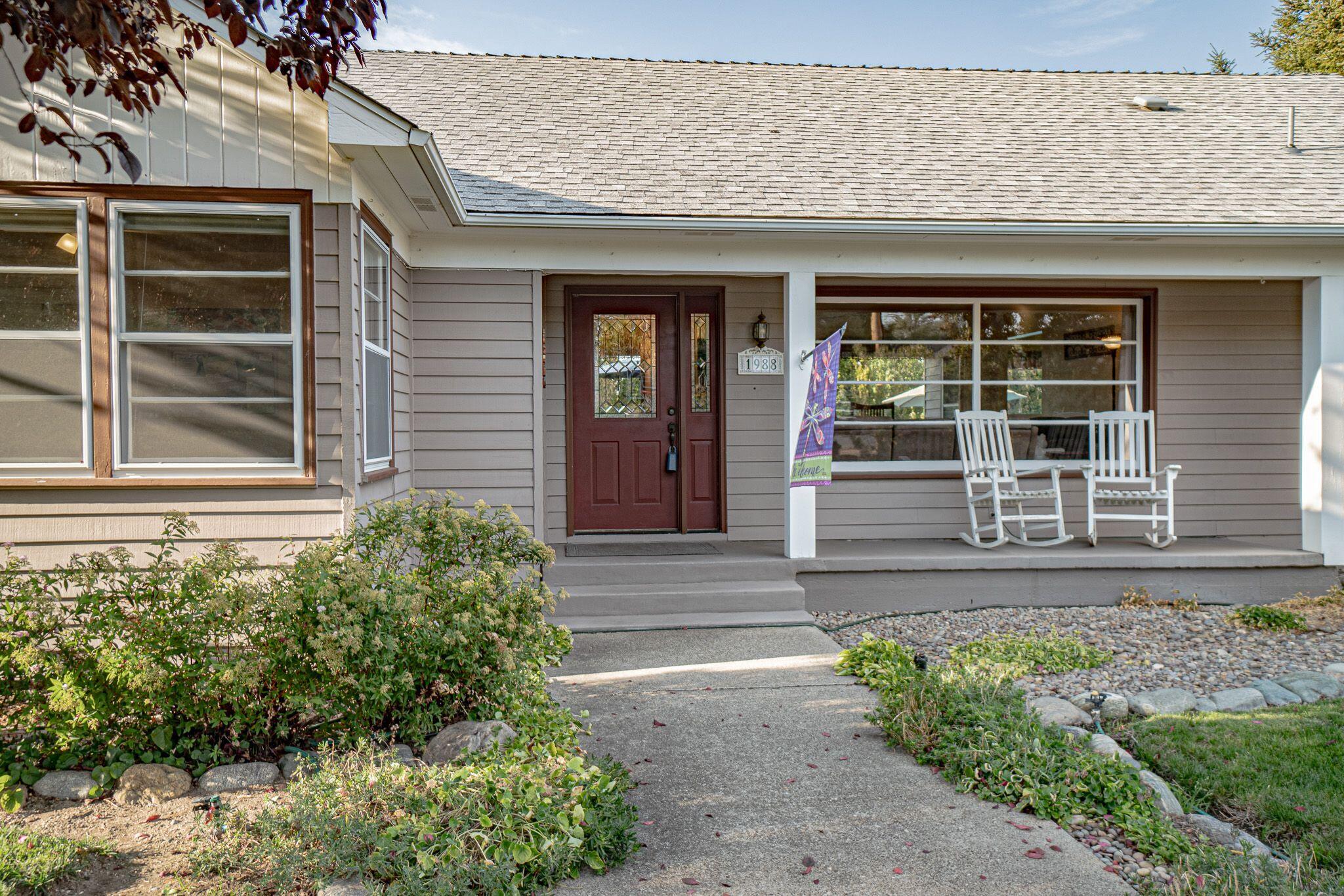1988 Taylor Road Central Point, OR 97502 - Photo 2 of 32 32RITmQM