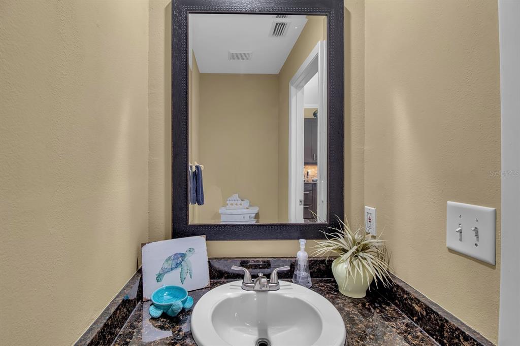 528 Forest Way Longboat Key, FL 34228 - Photo 17 of 39