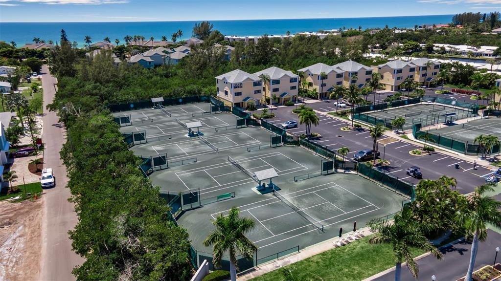 528 Forest Way Longboat Key, FL 34228 - Photo 25 of 39