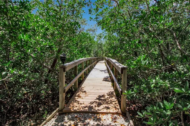 $610,000 | 528 Forest Way, Longboat Key, FL 34228