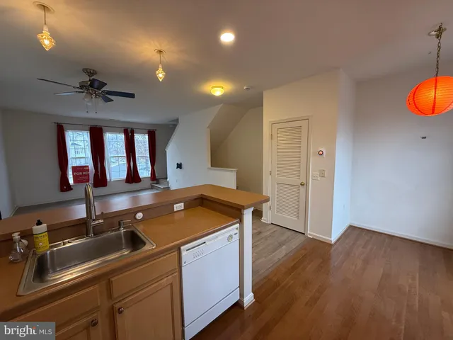 $2,950 | 23004 Fontwell Square, Sterling, VA 20166